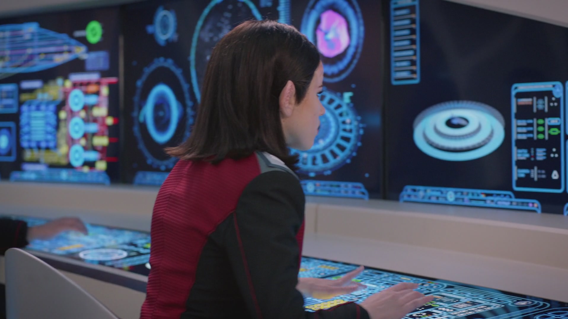 iHeartHalston_HalstonSageNet_TheOrville1x02Screencaps_009.jpg