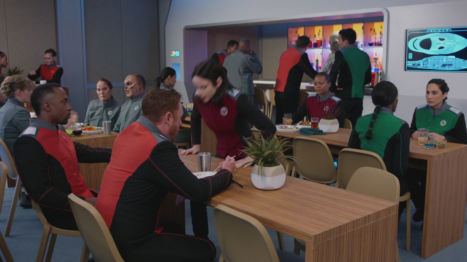 iHeartHalston_HalstonSageNet_TheOrville1x02Screencaps_530.jpg