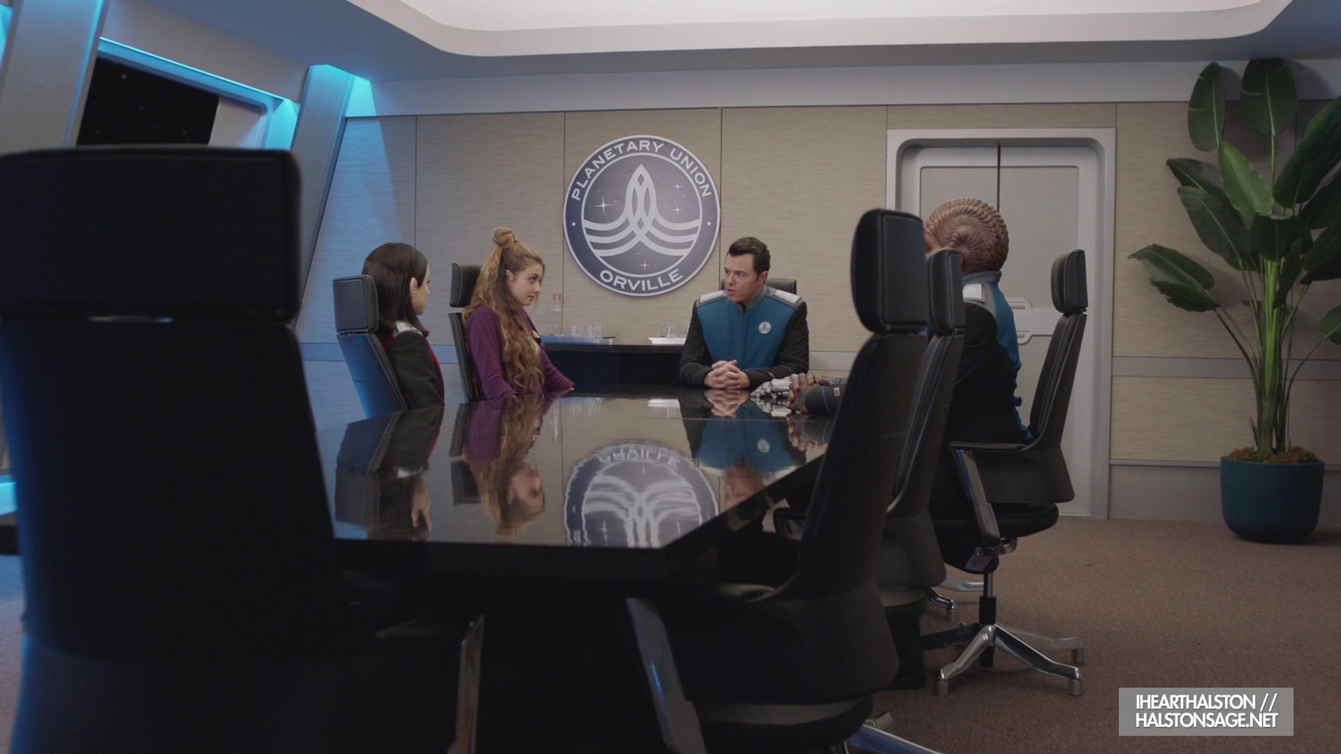 iHeartHalston_HalstonSageNet_TheOrville1x07Screencaps_350.jpg