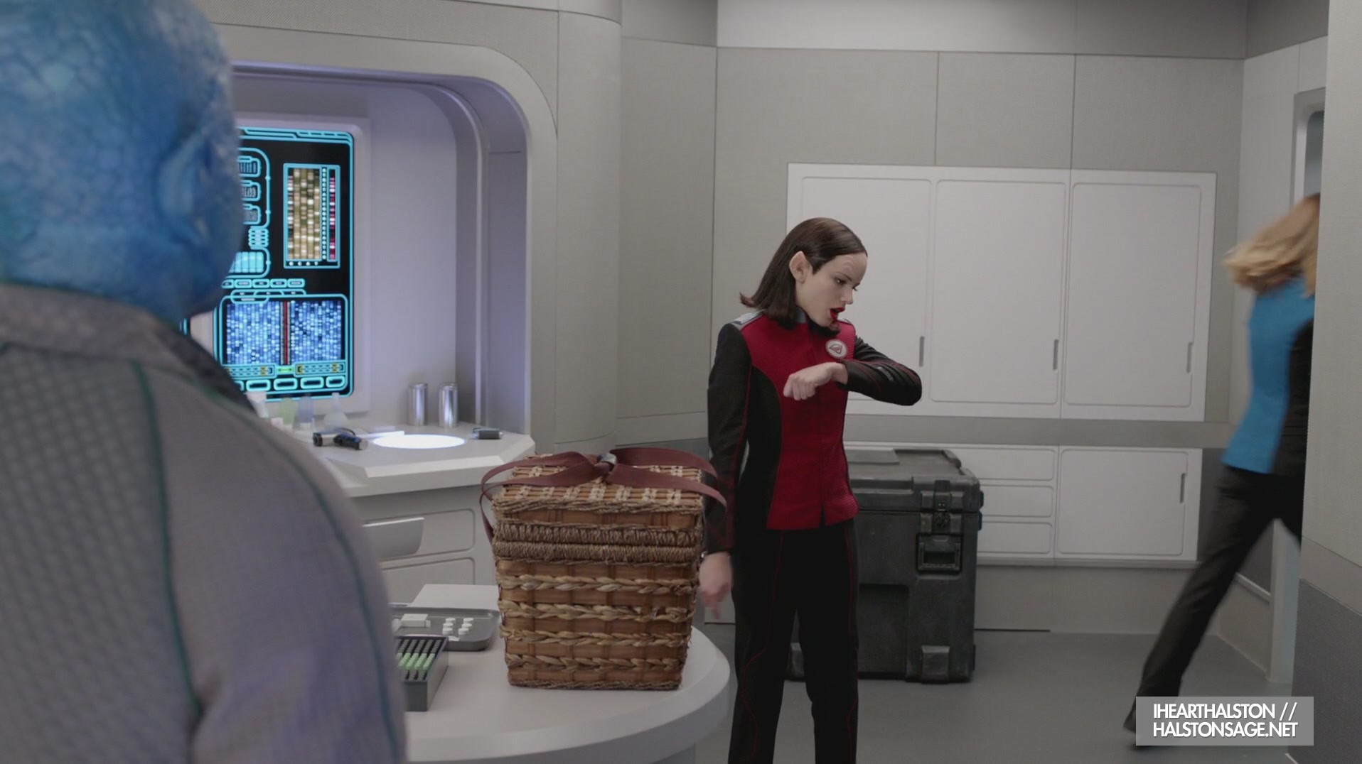 iHeartHalston_HalstonSageNet_TheOrville1x09Screencaps_266.jpg