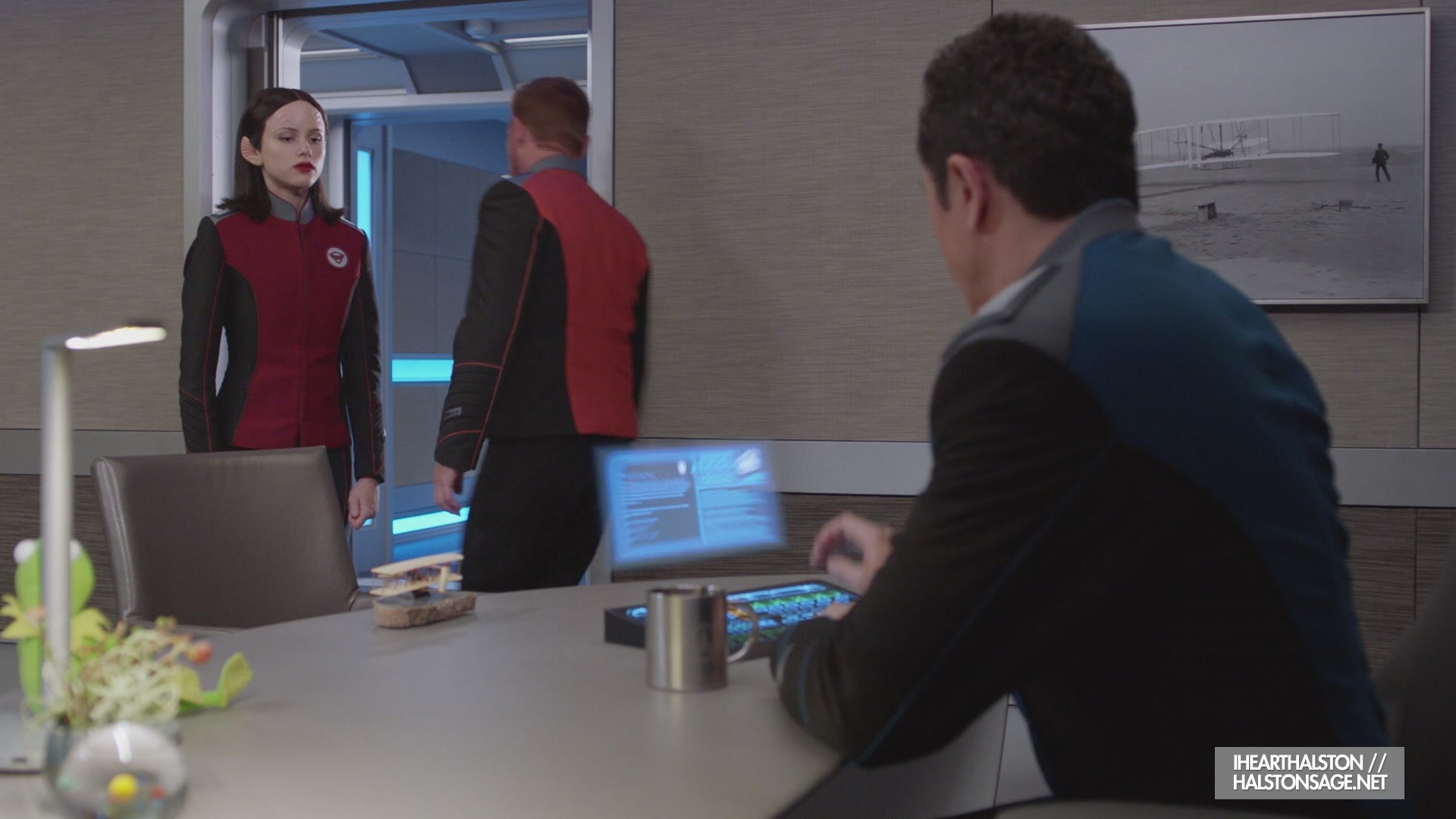 iHeartHalston_HalstonSageNet_TheOrville1x10Screencaps_148.jpg